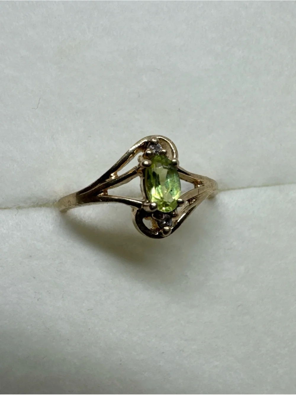 10K Yellow Gold Green Oval Peridot & Diamond Accent Size 6 Bypass Ring 1.54g